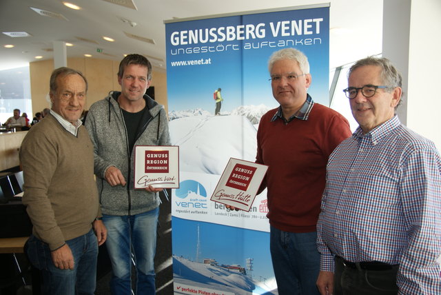 Auchzeichnung überreicht: Josef Schirmer (GRÖ-Vorstandsmitglied und Obmann der Tiroler Gemüsebauern), Roland Stecher (Gastronomie- und Touristikleiter Venet-Bergbahnen), Vorstand Bgm. Siegmund Geiger und Koordinator Peter Gohm (v. l.).