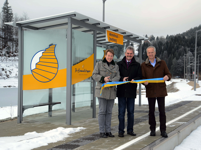 Verkehrslandesrat Karl Wilfing und NÖVOG Geschäftsführer Gerhard Stindl zeigen sich erfreut über die Neuerrichtung von fünf Wartehäuschen entlang der Mariazellerbahn. Im Bild bei der Eröffnung des Wartestellenhäuschens in Wienerbruck mit Bürgermeisterin Petra Zeh. | Foto: (© NÖVOG / Berger )