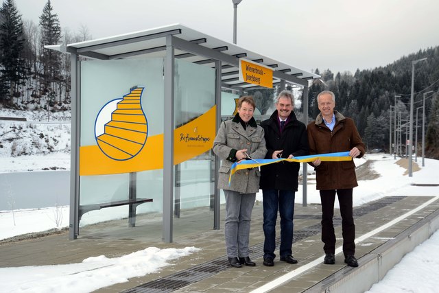 Verkehrslandesrat Karl Wilfing und NÖVOG Geschäftsführer Gerhard Stindl zeigen sich erfreut über die Neuerrichtung von fünf Wartehäuschen entlang der Mariazellerbahn. Im Bild bei der Eröffnung des Wartestellenhäuschens in Wienerbruck mit Bürgermeisterin Petra Zeh. (© NÖVOG / Berger)