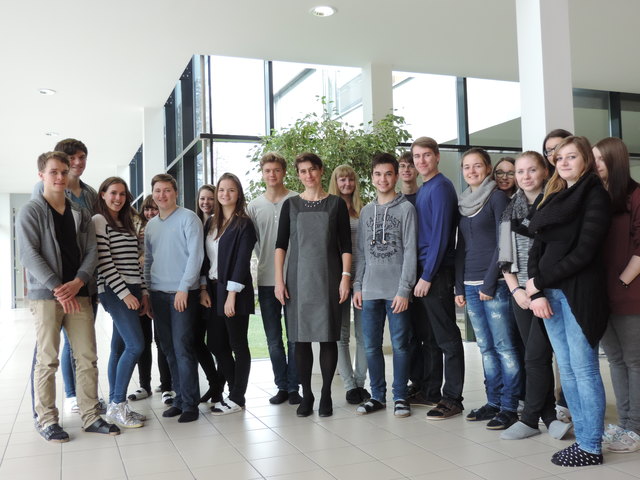 Die neue Direktorin des Bundesgynasiums Vöcklabruck Gabriela Yaldez (Mitte) mit ihren Schülern. | Foto: BG Vöcklabruck