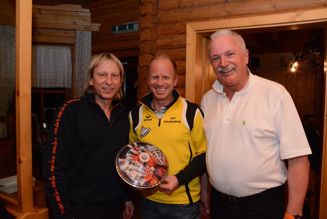 Geri Balber (Mitte) gewann den Hauptpreis der Tombola, überreicht von Andres Lenz und Rupert Breitegger.