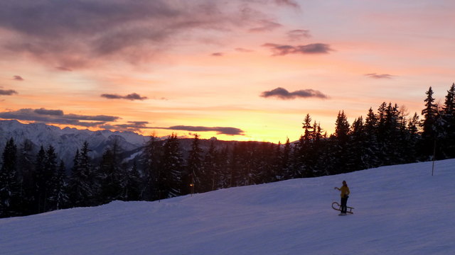 bei Sonnenuntergang rodeln ist der Hit