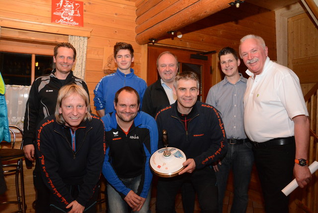 Das Siegerteam TuS Krieglach Lenz, als Gratulanten Bez.Obm. Rupert Breitegger, Hannes Schrotthofer, Bgm. Rudolf Hofbauer, Raiba-Bankstellenleiter Manfred Gruber.