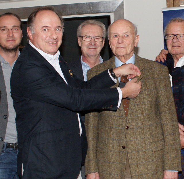 Otto Langer wurde die Alpenrallye-Ehrennadel für seine Verdienste verliehen.