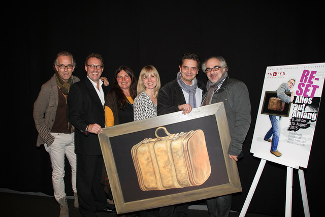 Freuen sich über einen bisher sehr erfolgreichen Kartenvorverkauf: Regisseur Werner Sobotka, Hauptdarsteller Herbert Steinböck, Katharina Baumfried (Produktionsleitung special!junior!senior!Produktion), Geschäftsführerin Maria Reitzinger, Intendant Christoph Wagner-Trenkwitz und Autor Michael Niavarani. | Foto: Stubauer