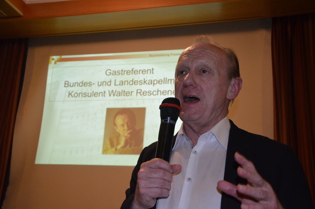 Landeskapellmeister Kons. Walter Rescheneder beim Referat