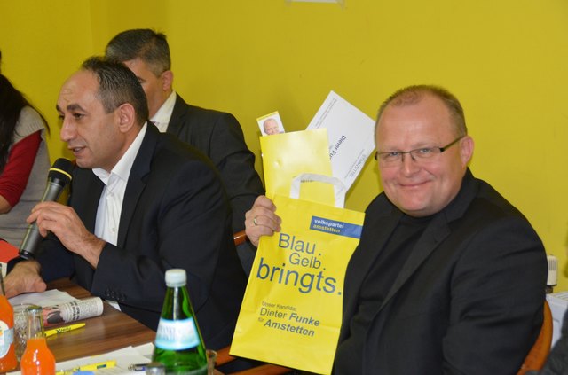 Dieter Funke mit Wahlwerbung beim türkisch-islamischen Kulturverein in Amstetten