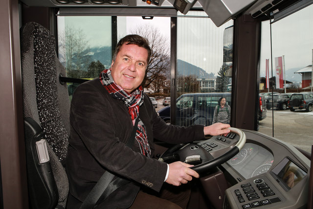 Landesrat Hans Mayr am Lenkrad des Elektrobusses.