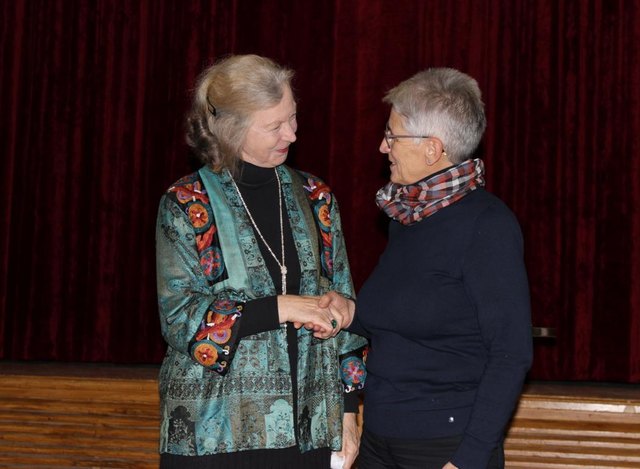 Lilian Bryan und Bernadette Kohl vom Spatzennest Mieming im Dialog nach dem insprierendem Vortrag, v.l.