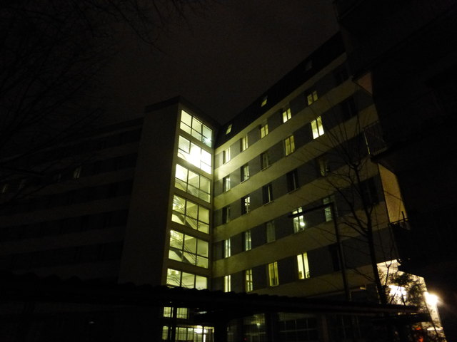 Zwei dauergeöffnete Fenster im sechsten Stock sorgen für eine ausreichende Luftzirkulation.