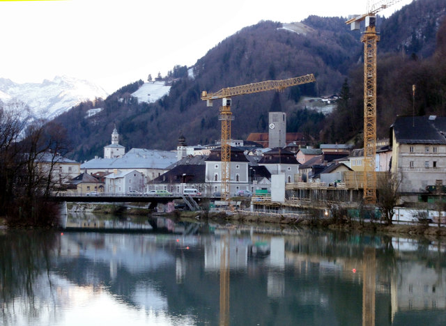 Der Aufstau durch das Sohlstufekraftwerk ließ Hallein zur Stadt am See werden.