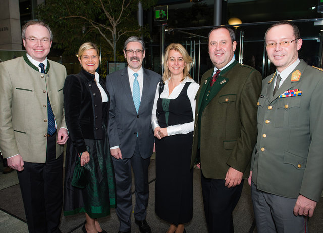 Landesrat Dr. Stephan Pernkopf, NÖ Bauernbund-Chefin Mag. Klaudia Tanner, Raiffeisen-Präsident Mag Erwin Hameseder, Gabi Pröll, LJM DI Josef Pröll, NÖ-Militärkommandant Brig. Mag. Rudolf Striedinger, | Foto: NÖLJV