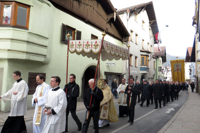 Prozession im Obermarkt. Vor dem Himmel Dekan Dr. Peter Scheiring, mit der Monstranz Bischof Dr. Ivo Muser, dahinter die Honoratioren mit Bgm. Christian Härting, Landtagspräsident Dr. Herwig van Staa und Bezirkshauptmann Dr. Herbert Hauser. | Foto: Schatz