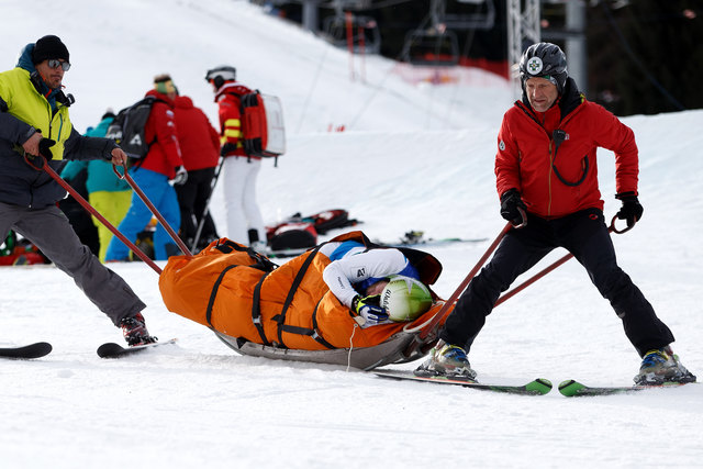 Schrecksekunde: Thomas Zangerl musste verletzt abtransportiert werden. Foto: GEPA