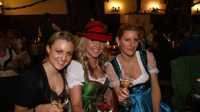 Für Tina, Cornelia und Kristina gehören neben der guten Musik auch hübsche Kleidung zu einem Ball.