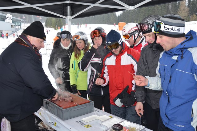 Großen Anklang fanden die Grillspezialitäten bei den vorbeikommenden Skifahrern.