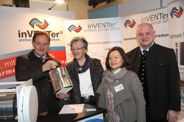 Foto: Beim Rundgang durch die Lokschuppenmessehalle v. li. Julbachs Bürgermeister Elmar Buchbauer, stell. Landrätin Edeltraud Plattner, Energiemesse-Organisatorin Monika Schneider und Simbachs Bürgermeister Klaus Schmid. Buchbauer hält einen Lüfter der Firma "inVENTer" aus Egglham in der Hand. Am Stand von Klaus Bachhuber und Helga Ungelehrt wurden die Besucher unter anderem über innovative Haustechnik, dezentrale Lüftungssysteme und den Bau von Passiv- und Plusenergiehäuser informiert.