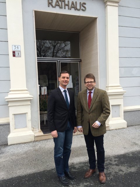 SPÖ-Klubobmann Hannes Schwarz (rechts) mit dem (neuen) Landtagsabgeordneten und (alten) Bürgermeister Wolfgang Dolesch vor dem Rathaus in Neudau. | Foto: SPÖ-Landtagsklub/Romar