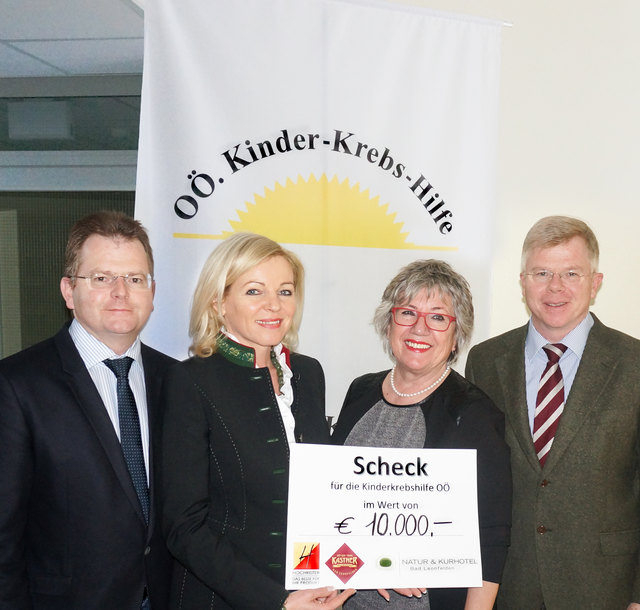 Wolfgang und Petra Hochreiter, Agnes Stark und Gottfried Hochreiter (v. l.) bei der Spendenübergabe. | Foto: Hochreiter