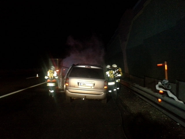 Die Feuerwehr Kirchstetten konnte einen Großteil der Habe des Fahrers retten, der bei dem Einsatz unverletzt blieb. | Foto: FF Kirchstetten