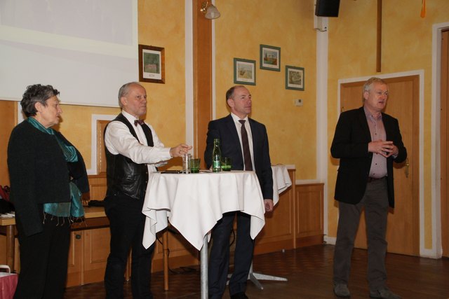 Architektin Sonja Gasparin, Moderator Wolfgang Freitag,  Landesrat Max Hiegelsberger und Architekt Josef Schütz diskutieren mit den Teilnehmern.