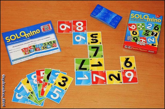 SOLOmino, ein witziges Kartenlegespiel im Stile von UNO von Wilfried LEPUSCHITZ und Arno STEINWENDER, im Verlag AMIGO