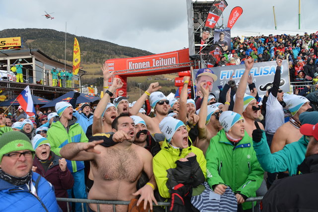 Begeisterte Fans aus Slowenien im Zielraum. Sie feierten den Sieg und den Gewinn der Goldmedaille von Filip Flisar.