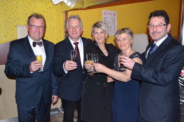 Bürgermeister Karl Dobnigg (li.) mit Ballgästen. | Foto: KK