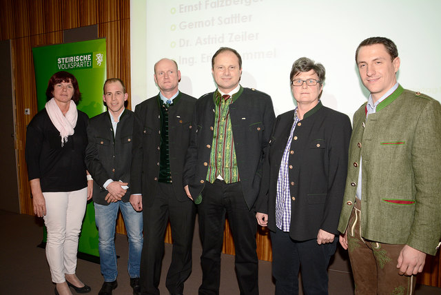 Stadtrat Erich Temmel (3.v.r.) mit ÖVP-Kandidaten und Bezirksparteiobfrau Eva-Maria Lipp (li.).
