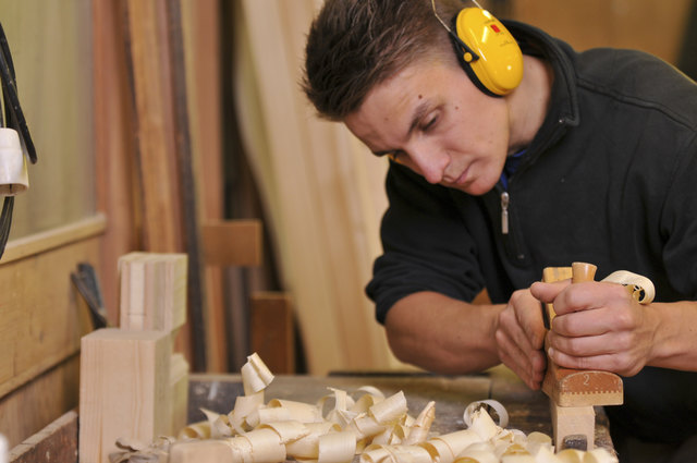 In der Produktionsschule lernen Jugendliche unter anderem die Arbeit mit Holz. | Foto: jörn buchheim/Fotolia