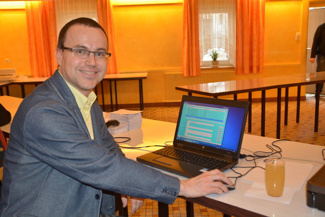 Mit Computer statt händisch: Markus Haselhofer im Wahllokal in Kematen.