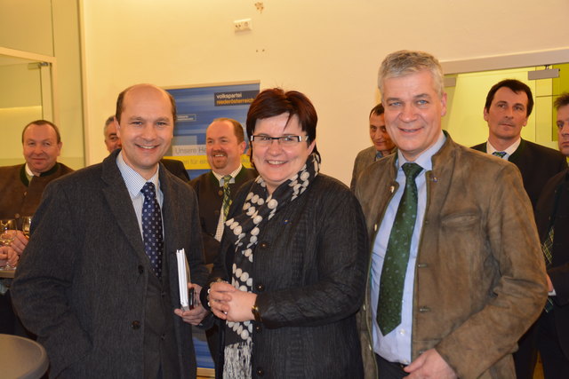 Am Wahlabend: Michaela Hinterholzer mit Johannes Pressl und Anton Kasser.