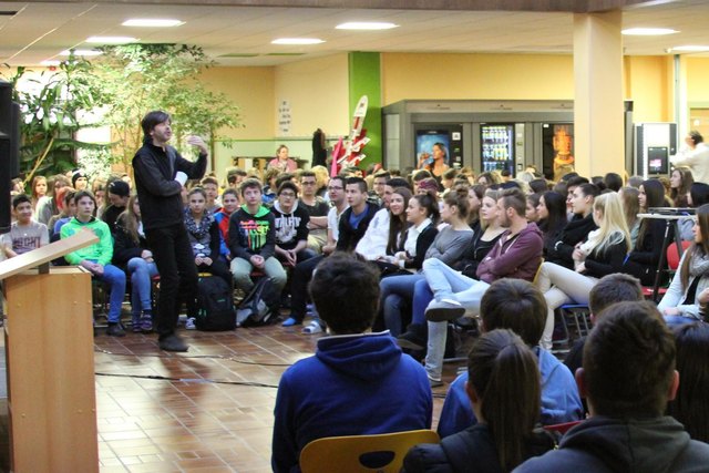 Interessante Geschichten rund um das Thema Drogen gab Richter Helmut Wlasak aus Graz. | Foto: KK