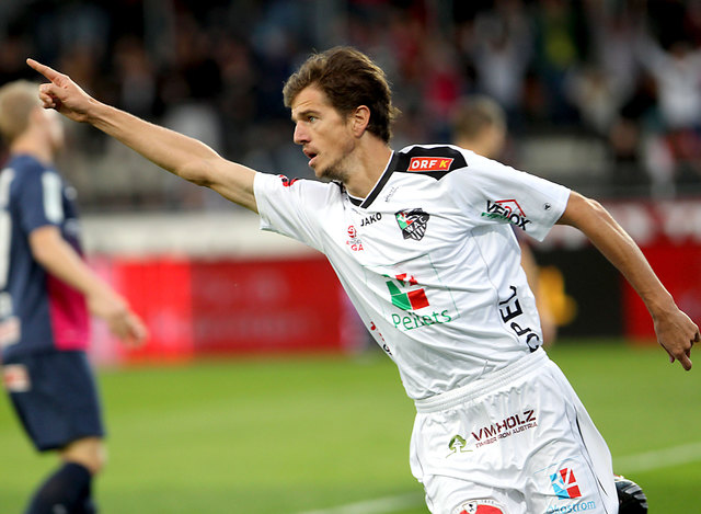 Jubelnd. So haben WAC-Fans Ex-Bomber Falk in Erinnerung. In Erfurt läuft's aber noch nicht ... | Foto: Kuess