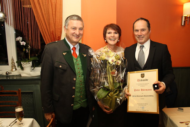 Peter Hörmann bekam von Peter Kohlbacher den Ehrenring der Gemeinde Söding überreicht. | Foto: KK