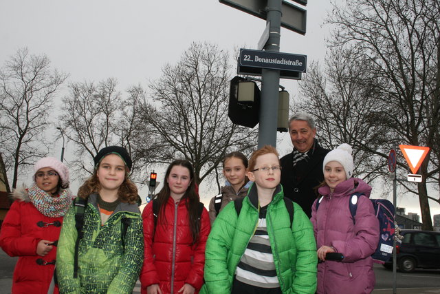 Bald kann die Donaustadtstraße auf der Höhe Bernoullistraße ohne Hetzen überquert werden. Nada, Samy, Denisa, Julie, Geri und Kaja (v.l.n.r.) vom Gymnasium Bernoullistraße freuen sich mit BV Nevrivy über die baldige Verlängerung der Grünphase.