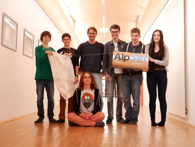 Das "Space-Team" des BG/BRG Stainach und ihr Lehrer freuen sich auf die Herausforderung. | Foto: KK