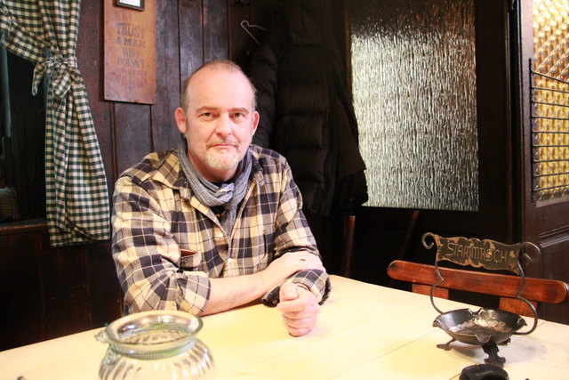 Aufnahmeleiter und Chefeinkäufer Gorden Wüst ist begeistert von der Qualität der Produkte in der Küche des Maxingstüberls