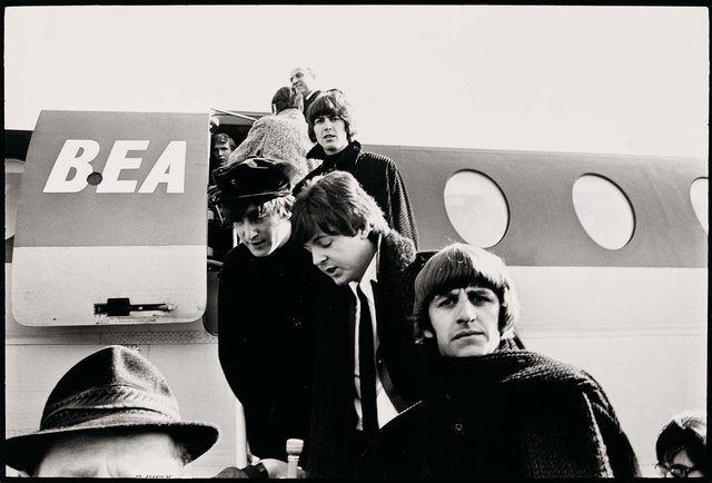 Christian Skrein, Die Beatles auf der Gangway. Landung mit einer Maschine der British European Airways am Salzburger Flughafen 13.3.1965, Bildmaß: 40,4 x 60 cm
© Skrein Photo Collection