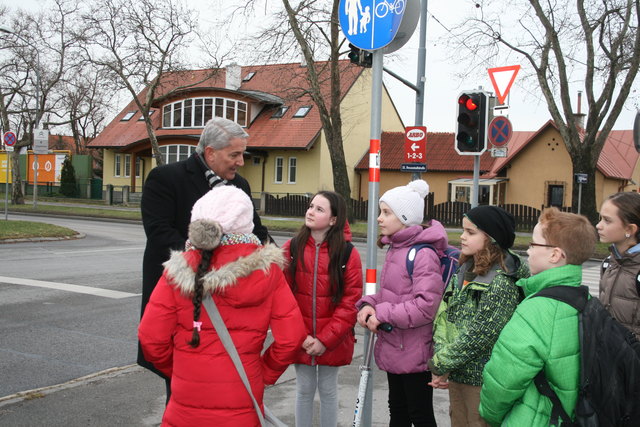 Verkehrserziehung außerhalb der (Fahr-)Schule: BV Nevrivy erklärt den Schülerinnen und Schülern des Gymnasiums Bernoullistraße, wie eine längere Grünphase den umliegenden Verkehr beeinflusst.