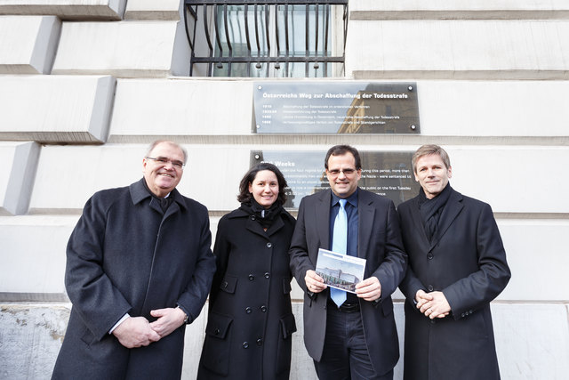 Polit-Prominenz bei der Anbringung der zehn Zeittafeln, die auch Entwicklungen der Strafgerichtsbarkeit dargestellen. Bundesminister für Justiz Wolfgang Brandstetter, Bezirksvorsteherin Veronika Mickel-Göttfert, Präsident des Landesgerichts  Friedrich Forsthuber und Bundesminister für Kunst und Kultur, Verfassung und Medien Josef Ostermayer (v.l.). | Foto: BV8