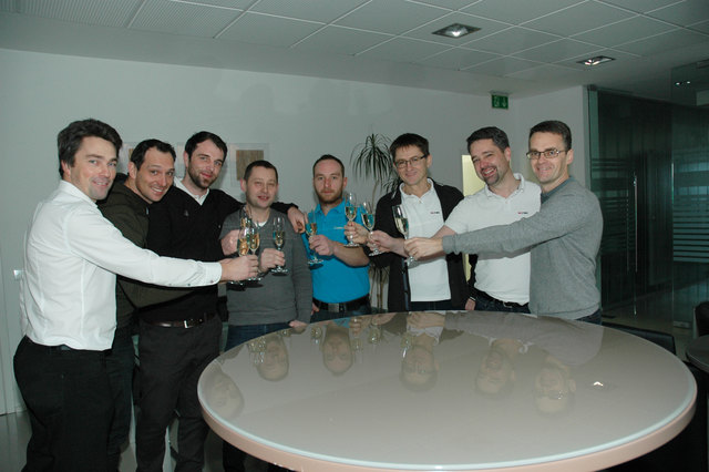Das M-TEC-Außendienst-Team stößt auf den guten Umsatz von 2014 an. | Foto: Foto: privat