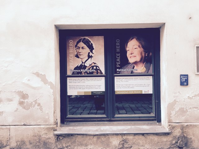 Die Pionierin der Krankenpflege, Florence Nightingale, und die nordirische Friedensaktivistin Mairead Corrigan.