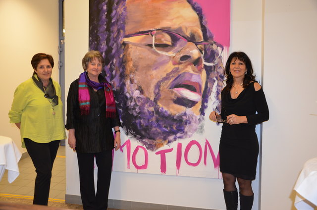 Kuratorin Lisa Kschwendt, Direktorin Ingrid Mittendorfer und Irene Bernatzky vor dem Lieblingsbild "Emotion" der Künstlerin. Foto: Kalss
