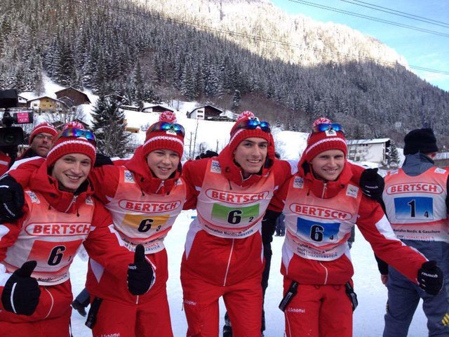 Mika Vermeulen und seine Teamkameraden sind außer sich vor Freude über das Kombinations-Gold. | Foto: KK