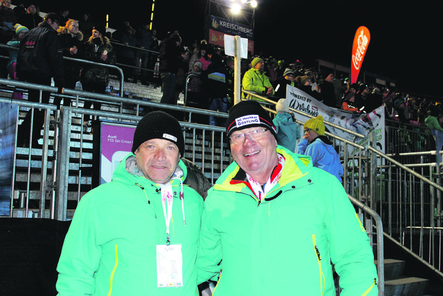 Die Tribüne im Griff: Die Helfer Hans-Jürgen Schrubba und Karl Aichmayer. Foto: Leitner