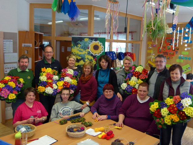 Die Gärtner des Bezirks stellen sich in den Behindertenbetreuungseinrichtungen mit einem Valentins-Blumengruß ein. | Foto: Foto: OÖ Gärtner