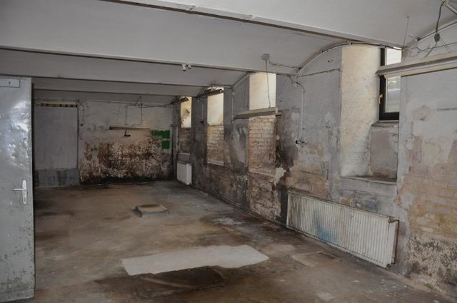 NOCH SO EIN KANDIAT: Betont werden in der Anzeige vorallem die neuen Fenster!  "Die vielseitig nutzbaren Räumlichkeiten liegen im Souterrain eines gepflegten Stilhauses in der Nähe vom Sternwartepark."
"Gut geeignet als Atelier, Hobbykeller, Lager oder Werkstätte...ohne Worte!"