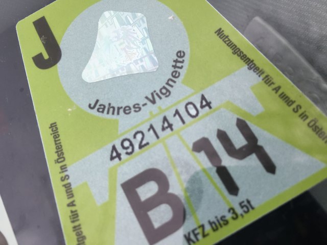 Hat ausgedient, weil am 31. Jänner 2015 ist die Gültigkeit abgelaufen. Ab 1. Februar 2015 ist die Pflichtvignette azurblau!