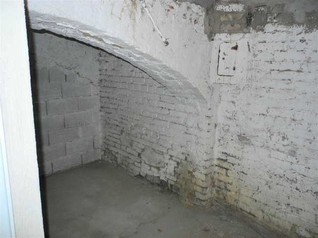 Vom Boden her steigt Feuchtigkeit auf, gelbe Verfärbungen an der Mauer.